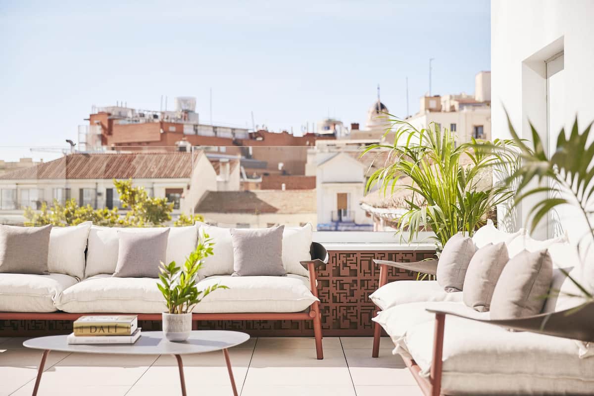 Studiosuite – junior, terrasse | Allergitestet sengetøy, minibar, safe på rommet og skrivebord