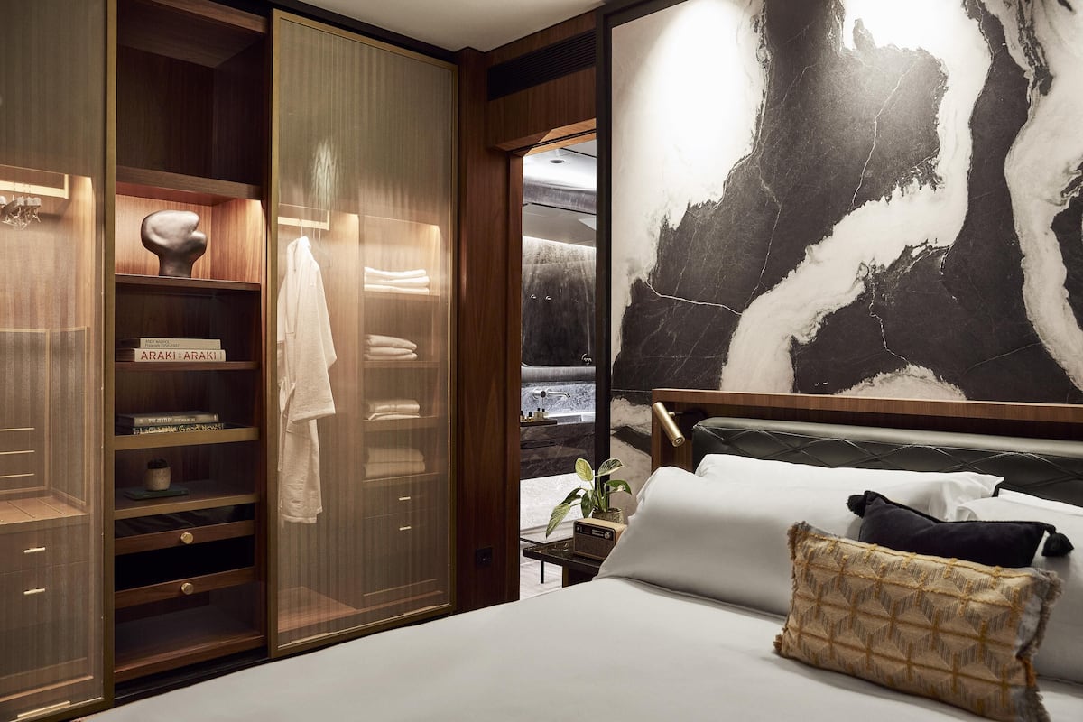 Hypo-allergenic bedding, minibar, in-room safe, desk