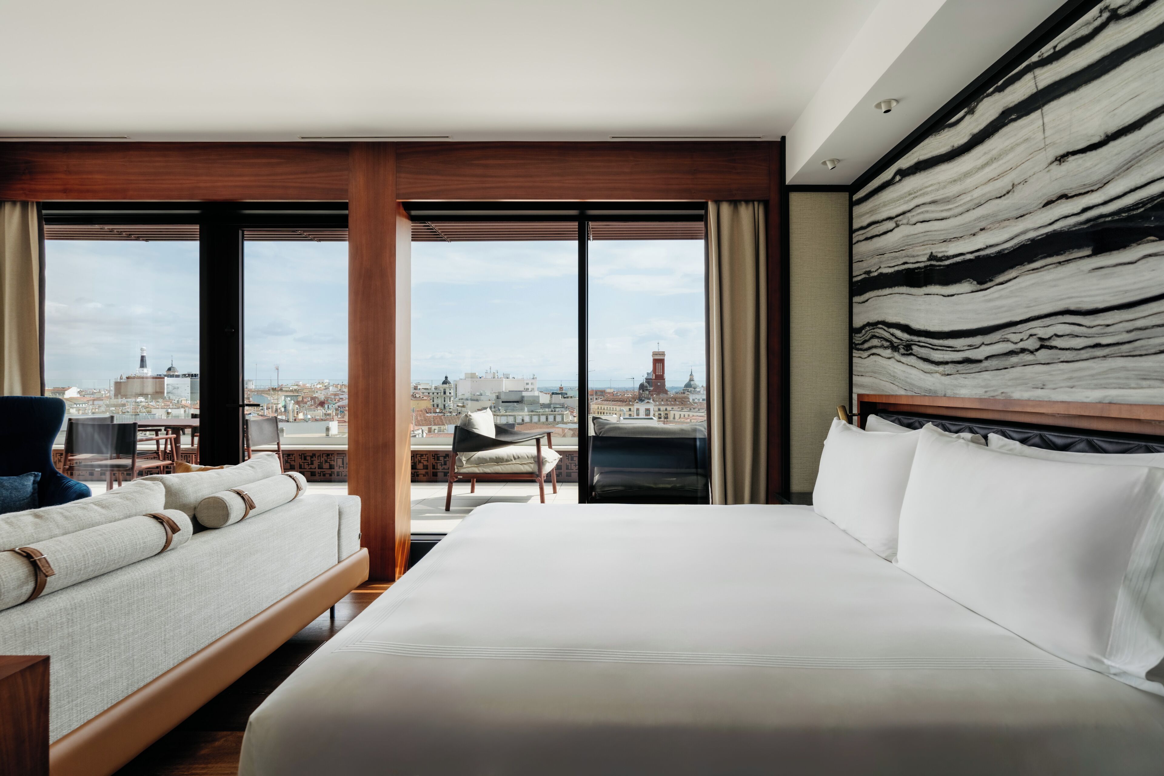 Suite, teras, sudut | Seprai antialergi, minibar, brankas, dan meja kerja