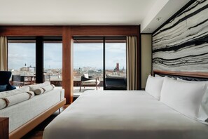 Suite, terrasse, hjørnerom | Allergitestet sengetøy, minibar, safe på rommet og skrivebord