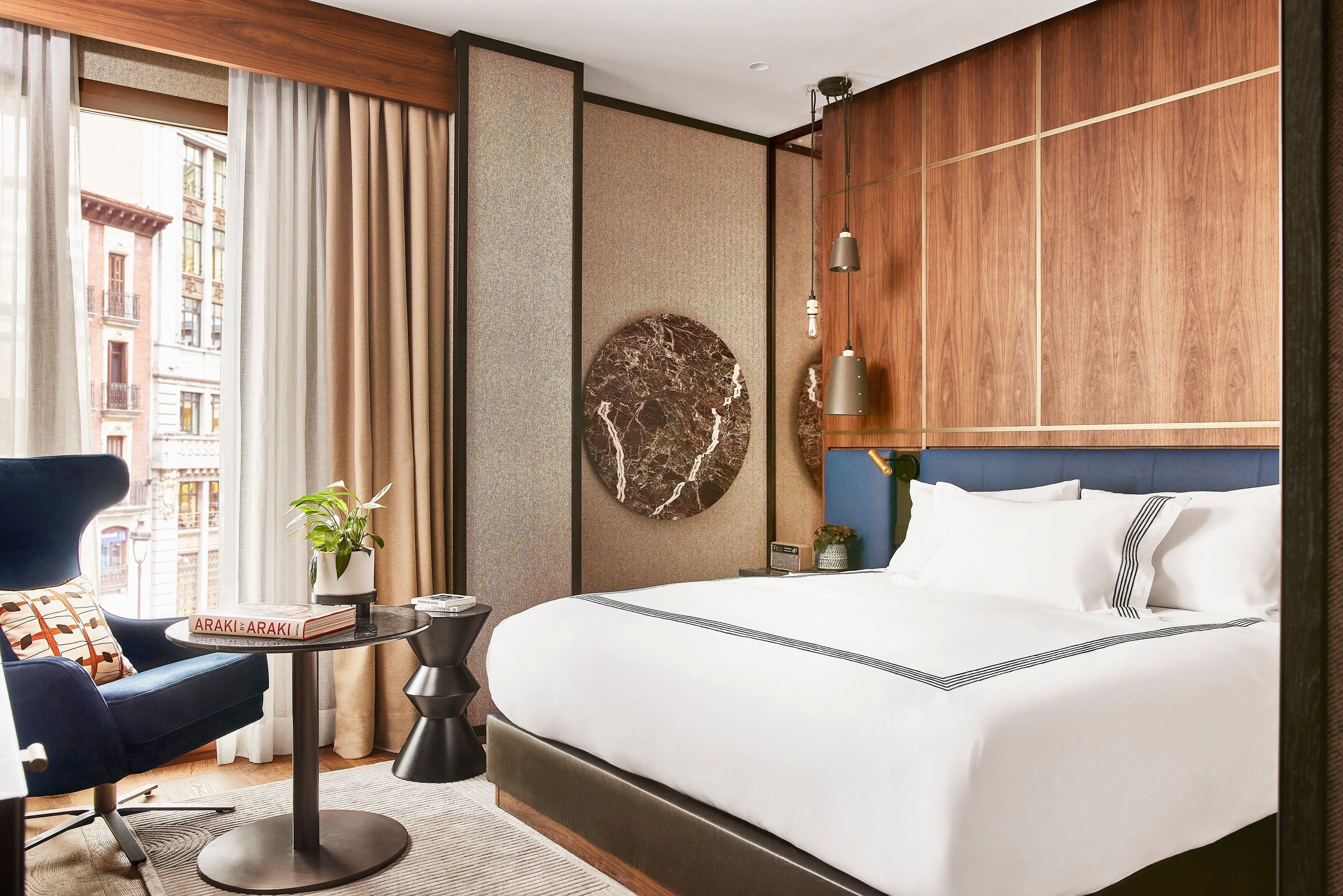 Hypo-allergenic bedding, minibar, in-room safe, desk