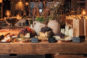 Daily cooked-to-order breakfast for a fee - Thompson Madrid, by Hyatt (Madrid)