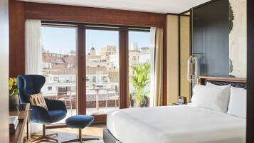 2 bedrooms, hypo-allergenic bedding, minibar, in-room safe