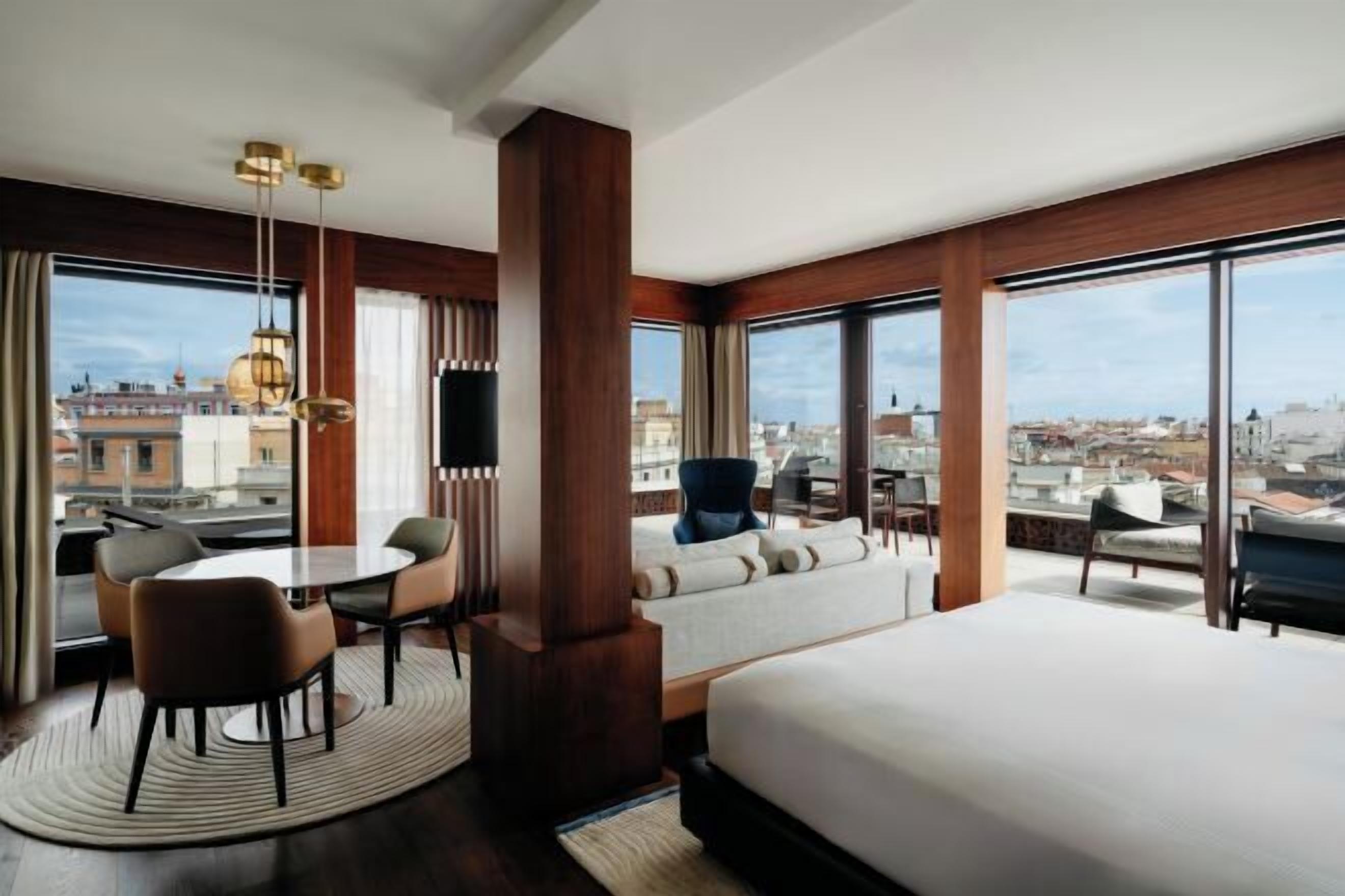 Roupas de cama antialérgicas, frigobar, cofres nos quartos, escrivaninha