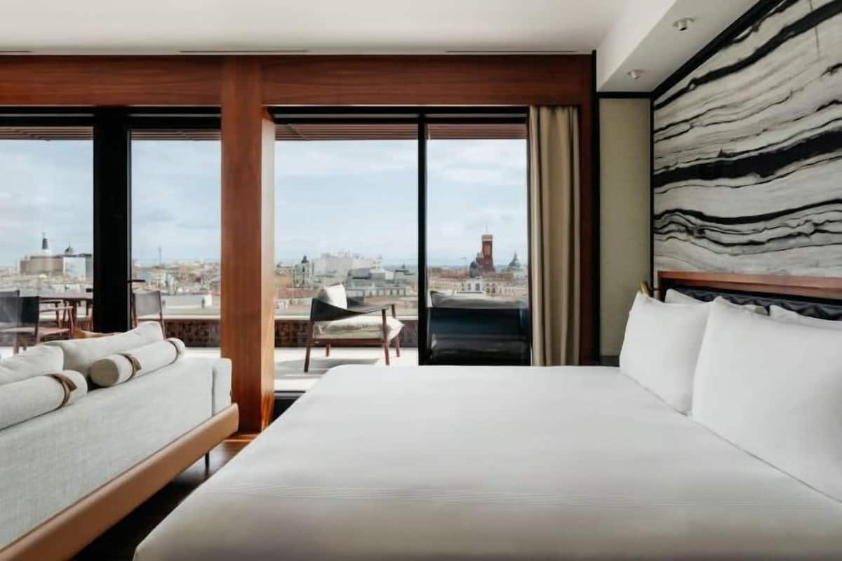 Hypo-allergenic bedding, minibar, in-room safe, desk