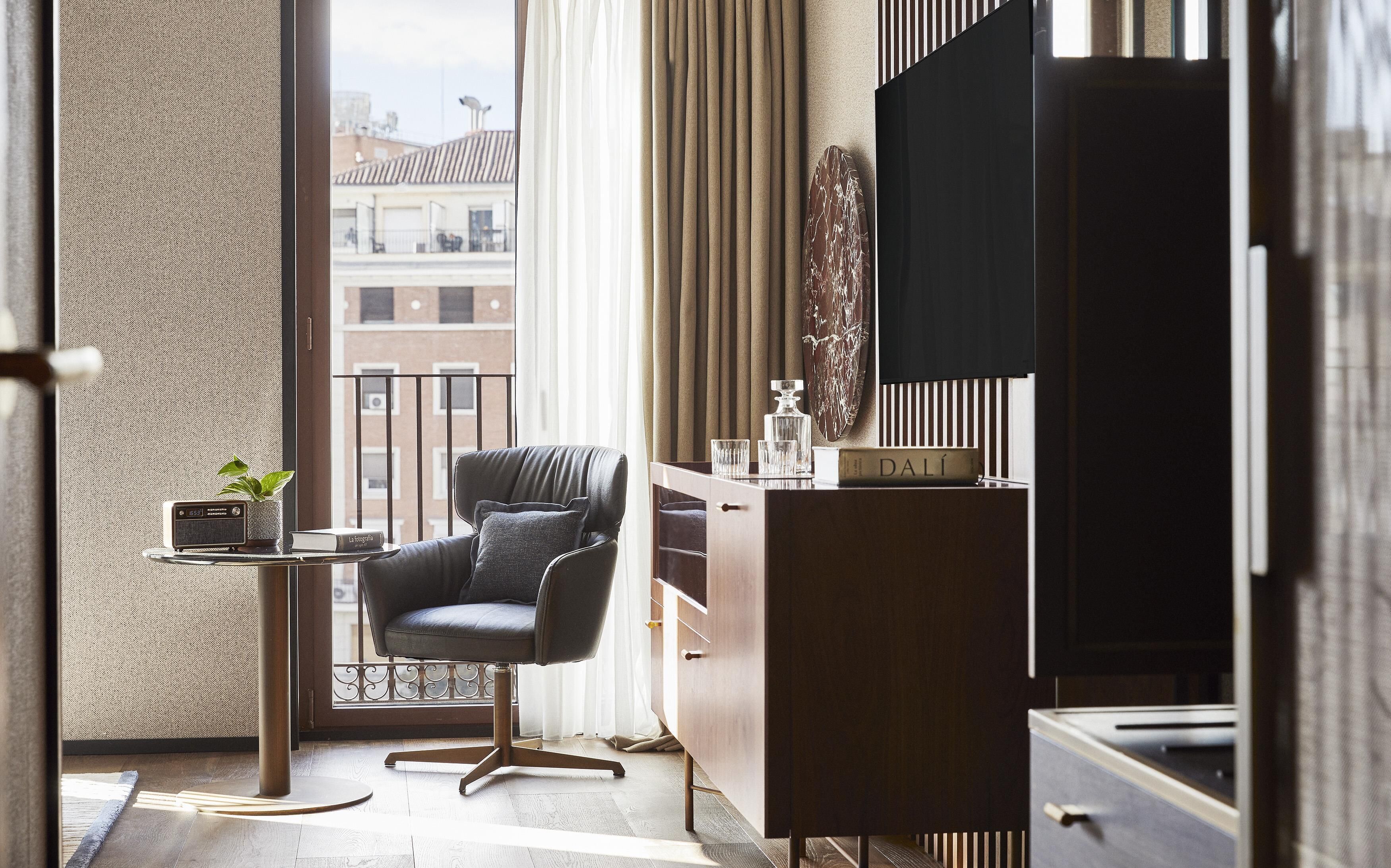 Hypo-allergenic bedding, minibar, in-room safe, desk