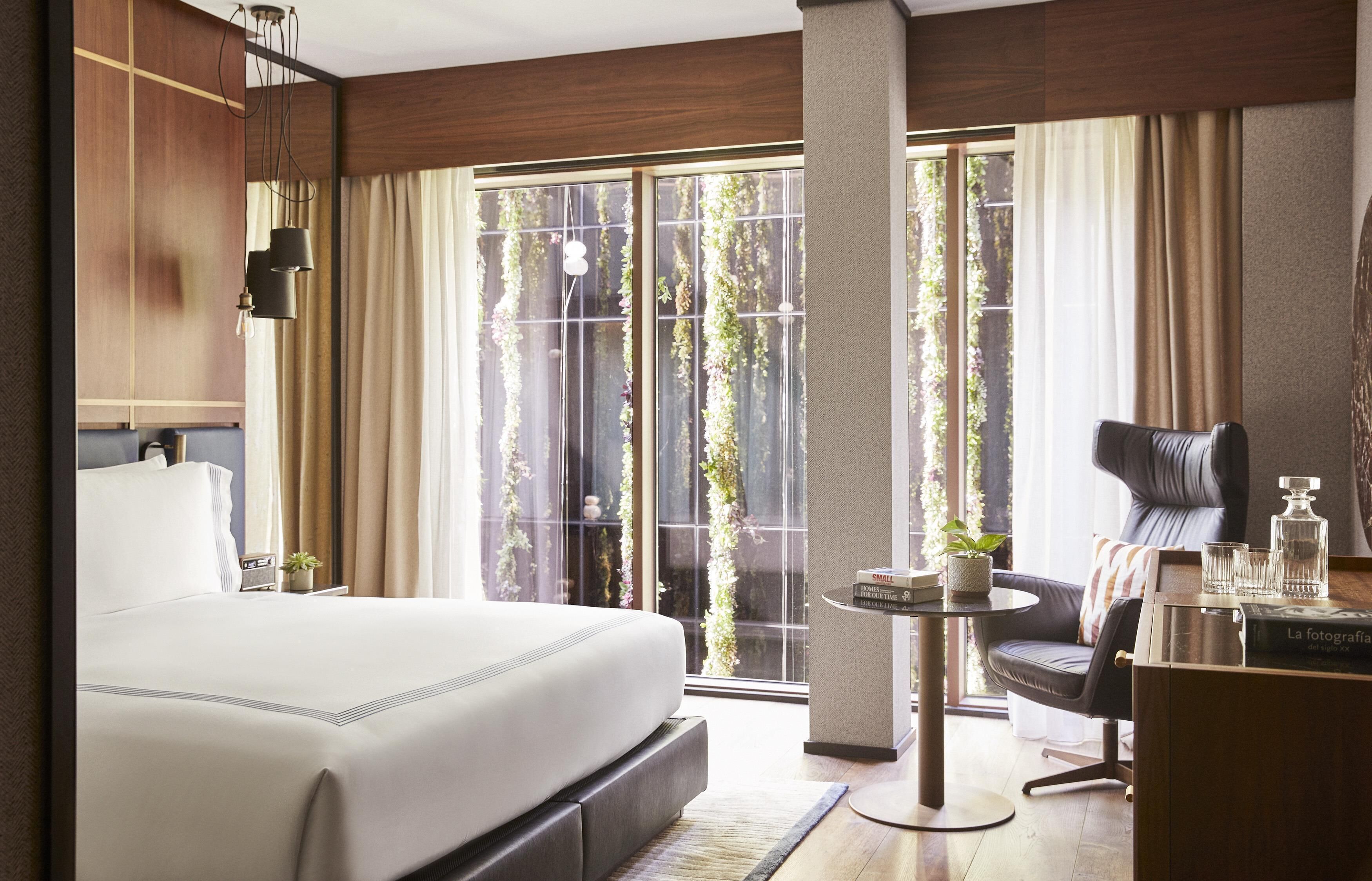 Hypo-allergenic bedding, minibar, in-room safe, desk
