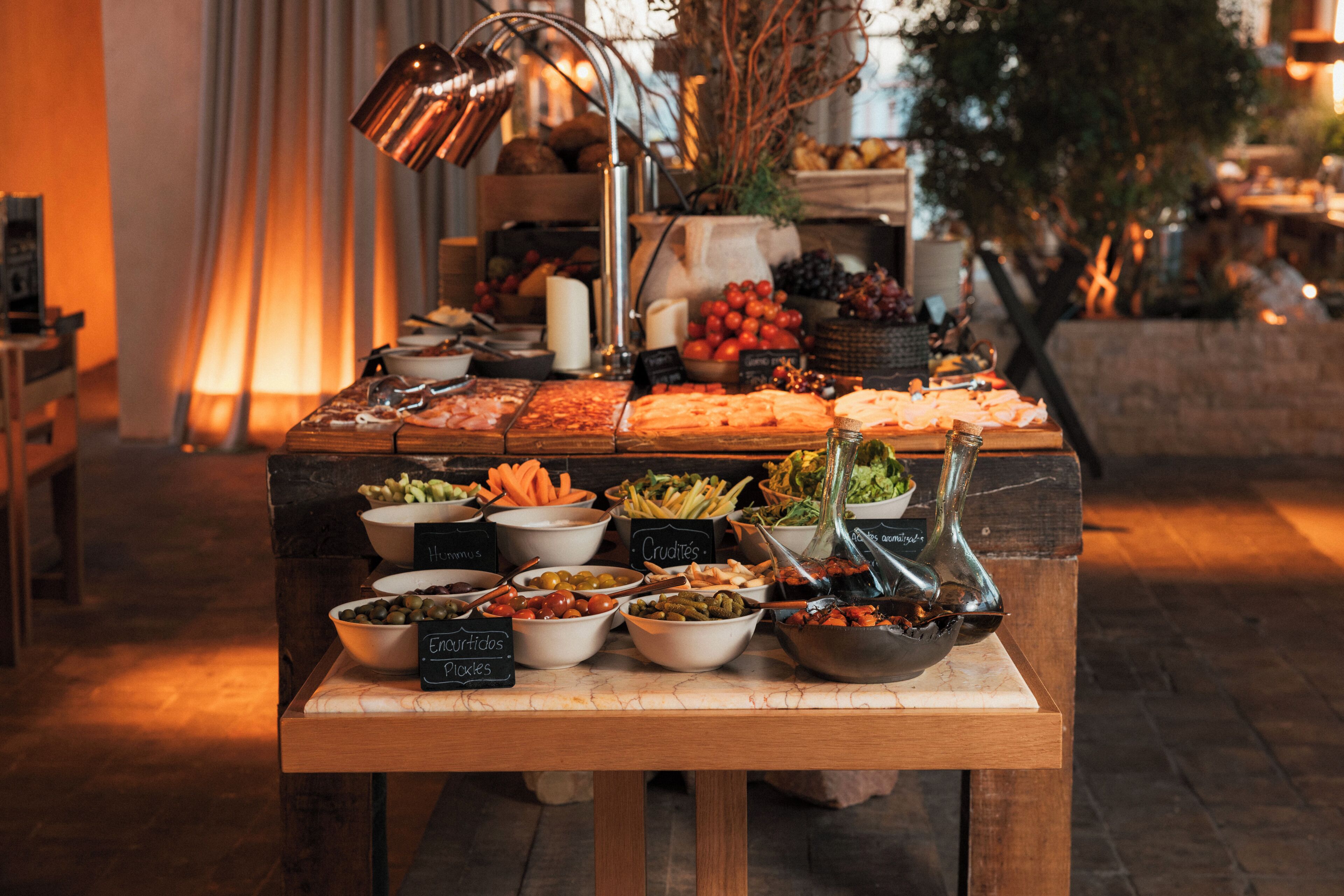 Ein Buffet mit verschiedenen Speisen und einem Schild mit der Aufschrift 'Curried Pickles'.