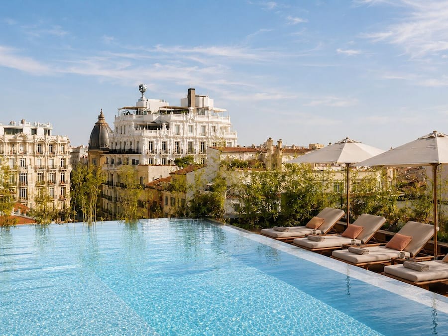 Piscina externa sazonal, funciona das 11h às 21h, guarda-sóis