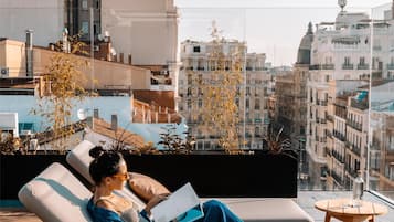 Una piscina al aire libre de temporada (de 11:00 a 21:00), sombrillas