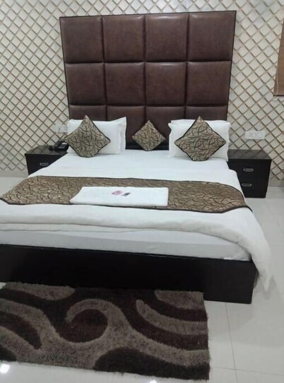 Hotel Mandakini Lush centrally located at kanpur city
