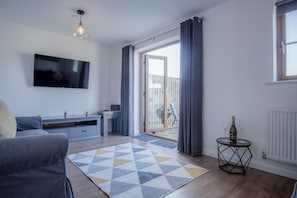 Casa (2 Bedrooms) | Área de sala de estar | Smart TV de 32 pulgadas con canales por cable y televisión