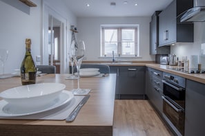 Casa (2 Bedrooms) | Cocina privada | Refrigerador, microondas, horno y parrilla de estufa