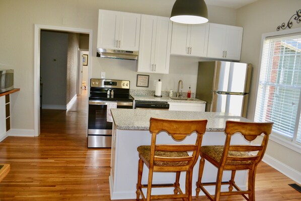 冷蔵庫、電子レンジ、オーブン、コンロ