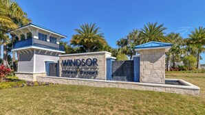 Señal del Windsor Island Resort, con vista clara del nombre y logotipo del complejo.