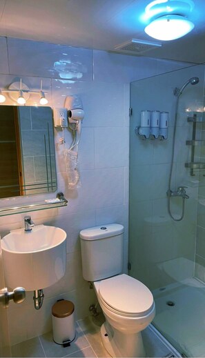 Douche, sèche-cheveux, savon, papier toilette