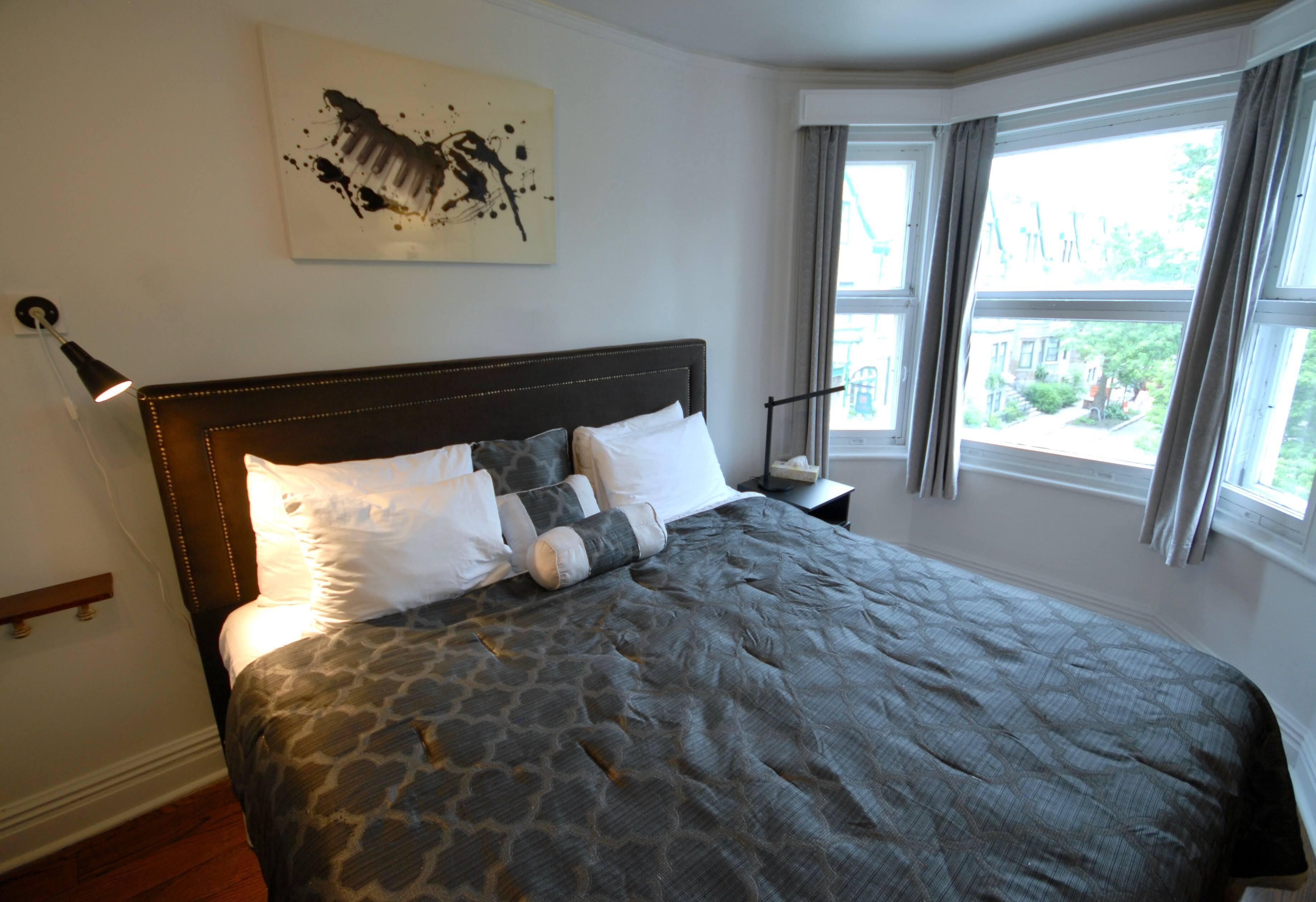 Chambre classique, 1 très grand lit, non-fumeur, salle de bain privée | Fer et planche à repasser, accès au Wi-Fi (inclus), literie fournie