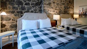 Chambre supérieure double, 2 grands lits, non-fumeur, salle de bain privée | Fer et planche à repasser, accès au Wi-Fi (inclus), literie fournie