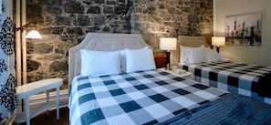 Quarto casal superior, 2 camas Queen, para não fumantes, banheiro privativo | Ferros/tábuas de passar roupa, Wi-Fi de cortesia, roupa de cama