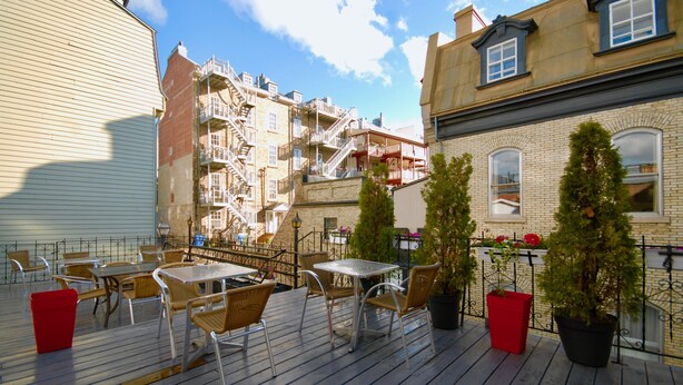 A wooden deck with outdoor seating and potted plants. - Manoir Sainte Geneviève (Québec City)