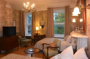 Superior-Doppelzimmer, 2 Queen-Betten, Nichtraucher, eigenes Bad | Bügeleisen/Bügelbrett, kostenloses WLAN, Bettwäsche