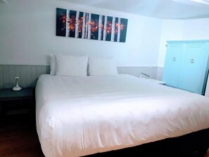 Economy Room, 1 King Bed, Non Smoking, Private Bathroom, Basement | Iron/ironing board, free WiFi, bed sheets - Manoir Sainte Geneviève (Québec City)