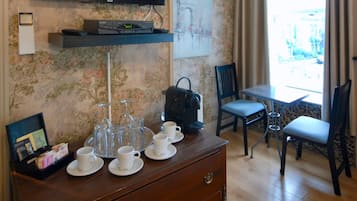 Tabla de planchar con plancha, wifi gratis y ropa de cama