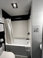 Habitación doble superior, 2 camas de matrimonio, no fumadores, baño privado | Baño | Cabezal de ducha tipo lluvia, secador de pelo, toallas y jabón