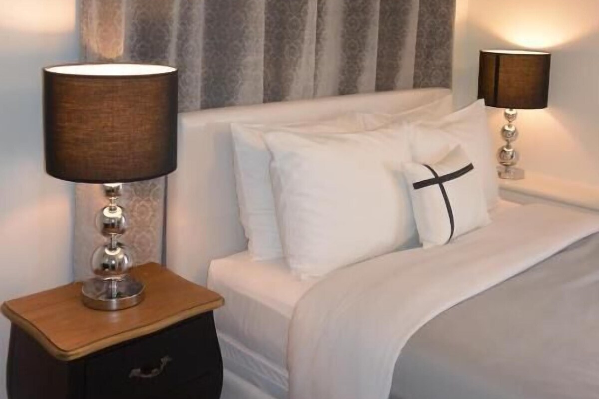 Tabla de planchar con plancha, wifi gratis y ropa de cama 