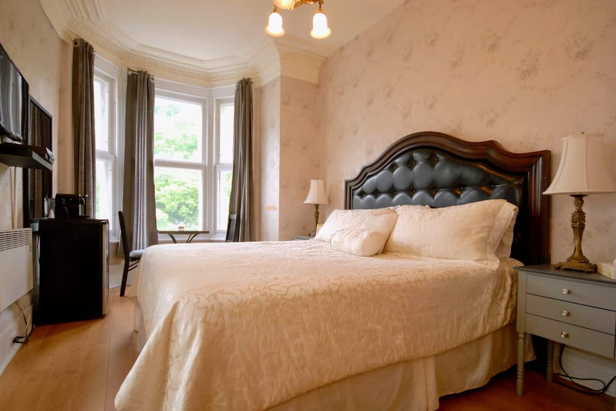 Classic Room, 1 King Bed, Non Smoking, Private Bathroom