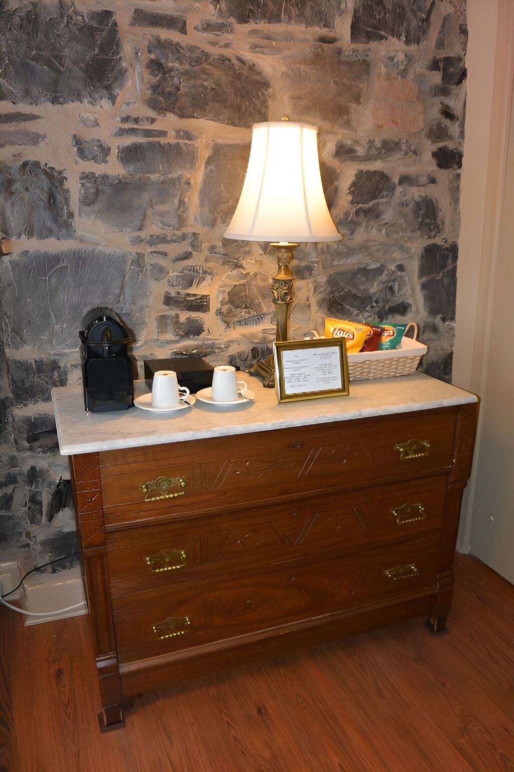 classic room, 1 king bed, non smoking, private bathroom | 1 bedroom, iron/ironing board, free wifi, bed sheets