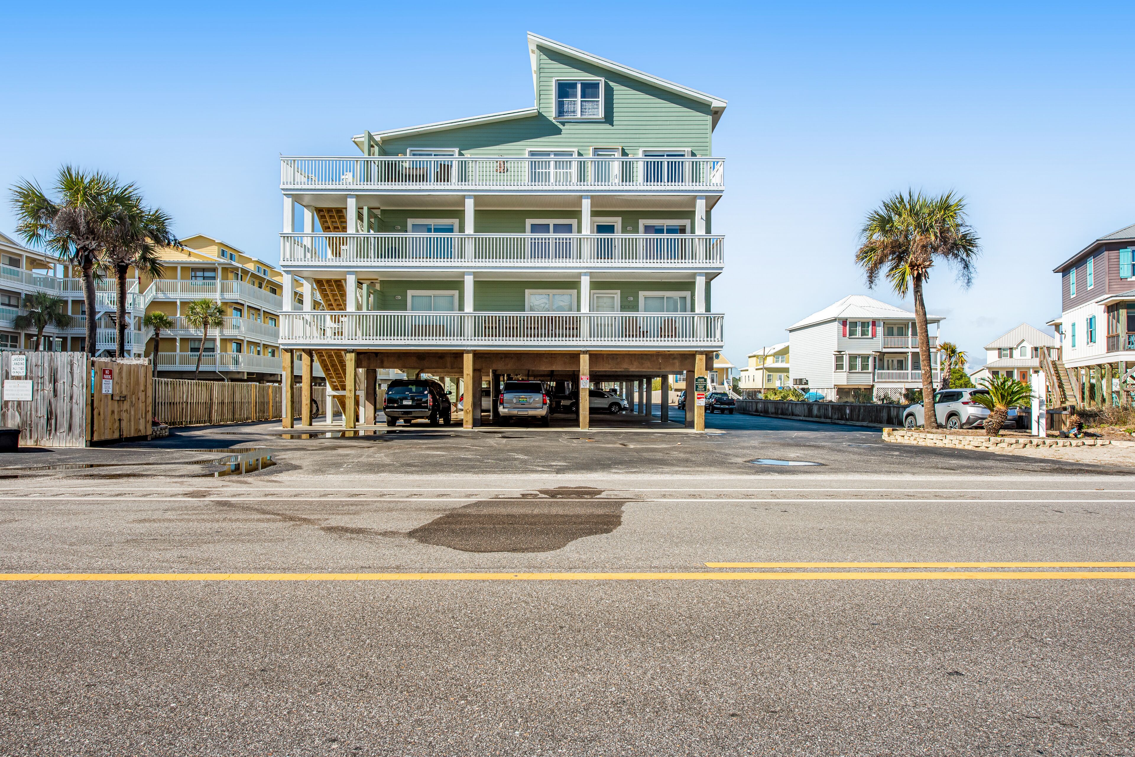 Waterfront condo with shared dock, pool, WiFi, & washer/dryer
