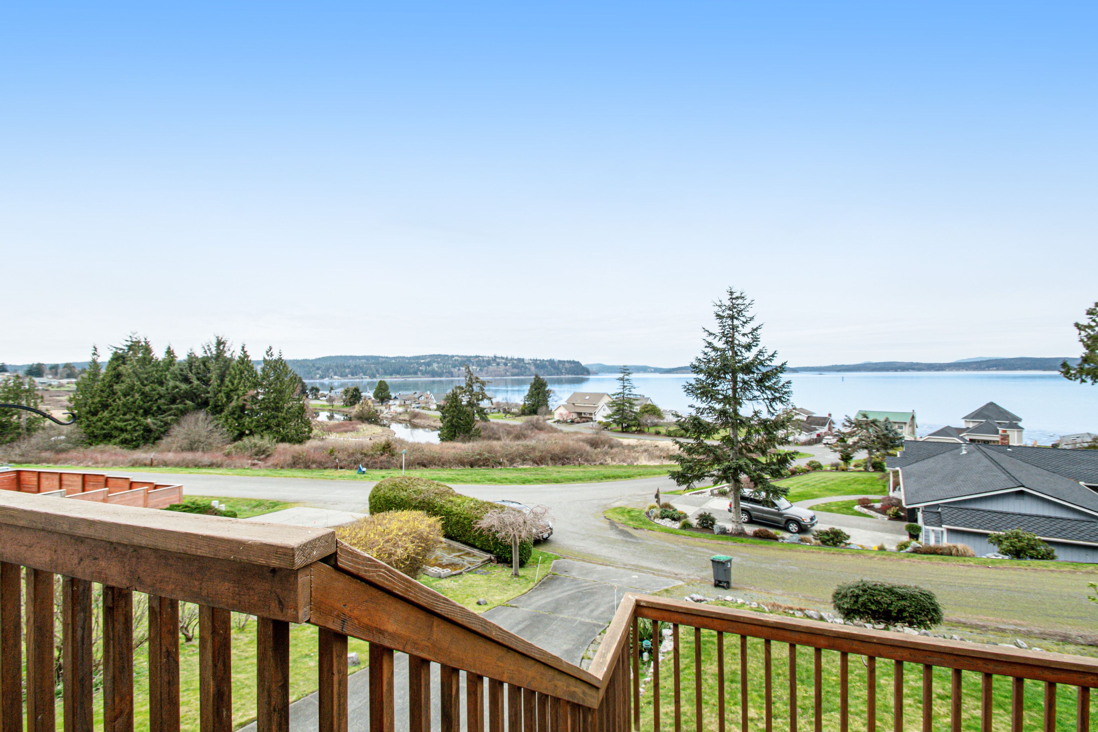 Waterfront, hillside home with amazing views, deck, fast WiFi, & gas fireplace