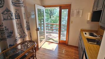 Réfrigérateur, micro-ondes, plaque de cuisson, cafetiÚre/bouilloire