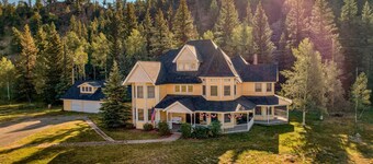 Mountain-view studio with private balcony, wood stove, and fast WiFi