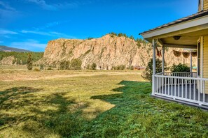 Property grounds - Mountain-view studio with private balcony, wood stove, and fast WiFi (South Fork)