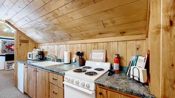 Micro-ondes, four, plaque de cuisson, cafetiĂšre/bouilloire