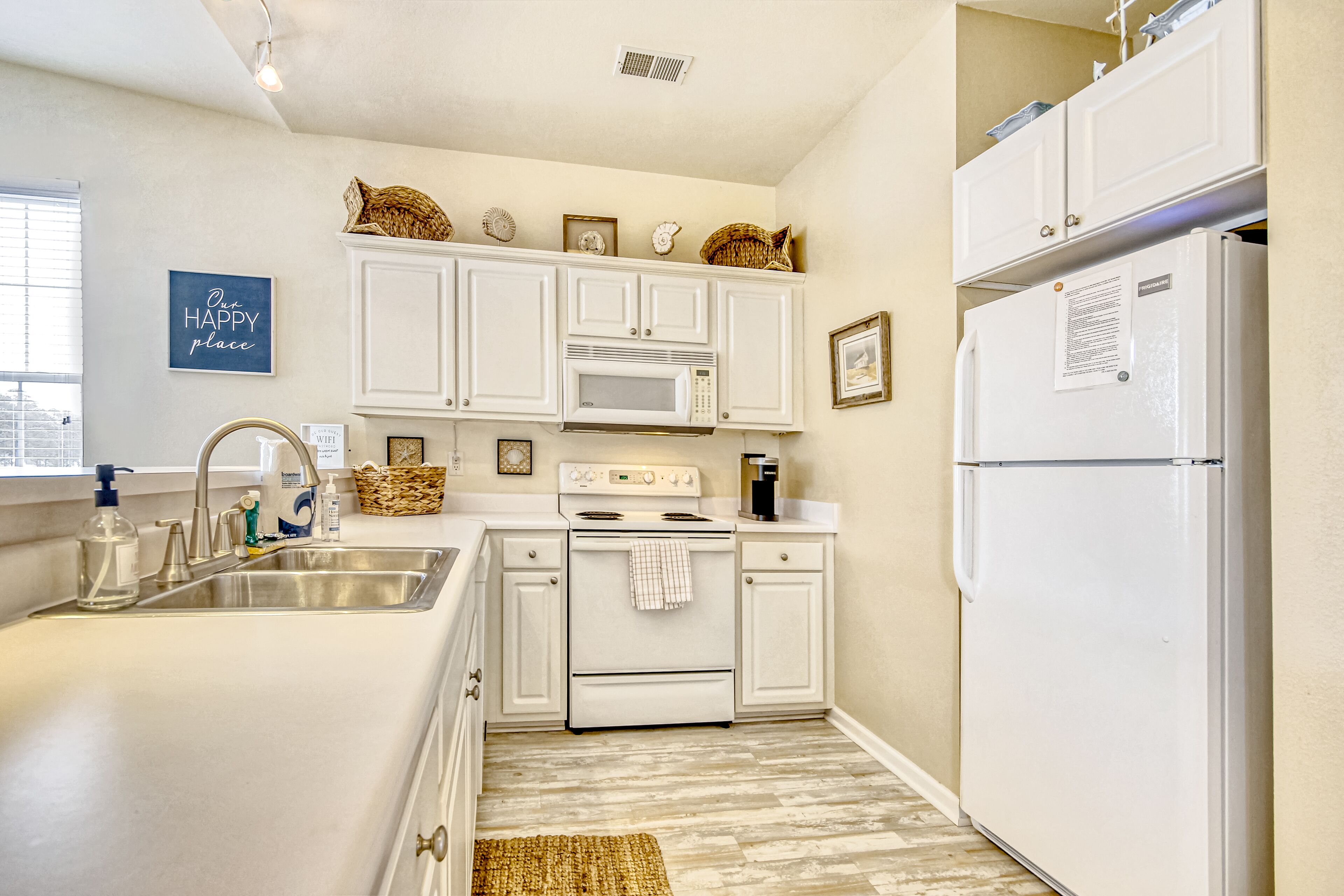 Top-floor, end-unit condo with water/golf course views, pools, tennis, & grills