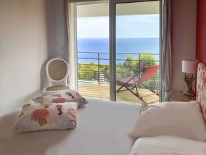 5 bedrooms, iron/ironing board, Internet