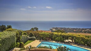 A pool with a view of the sea and a town in the distance. - Bleu Comme Toit 3425 (Les Issambres)
