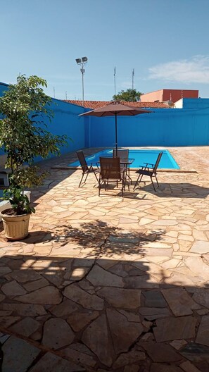 Hypo-allergenic bedding, free WiFi, bed sheets