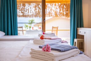 Chambre supérieure, vue sur la mer | Accès au Wi-Fi (inclus), literie fournie