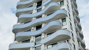 Un edificio de varios pisos con balcones en cada planta.