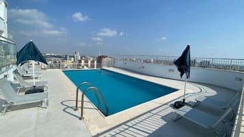 Una piscina al aire libre de temporada