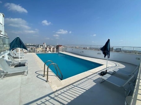Una piscina al aire libre de temporada