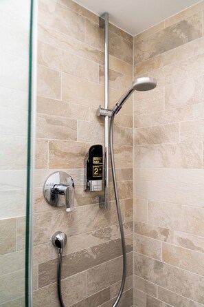 Shower, rainfall showerhead, hair dryer, slippers - HOTEL83 (Bonn)