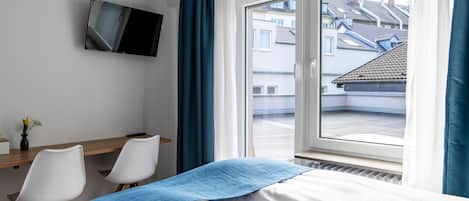 Hochwertige Bettwaren, Minibar, individuell eingerichtet, Schreibtisch