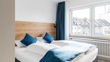 Hochwertige Bettwaren, Minibar, individuell eingerichtet, Schreibtisch