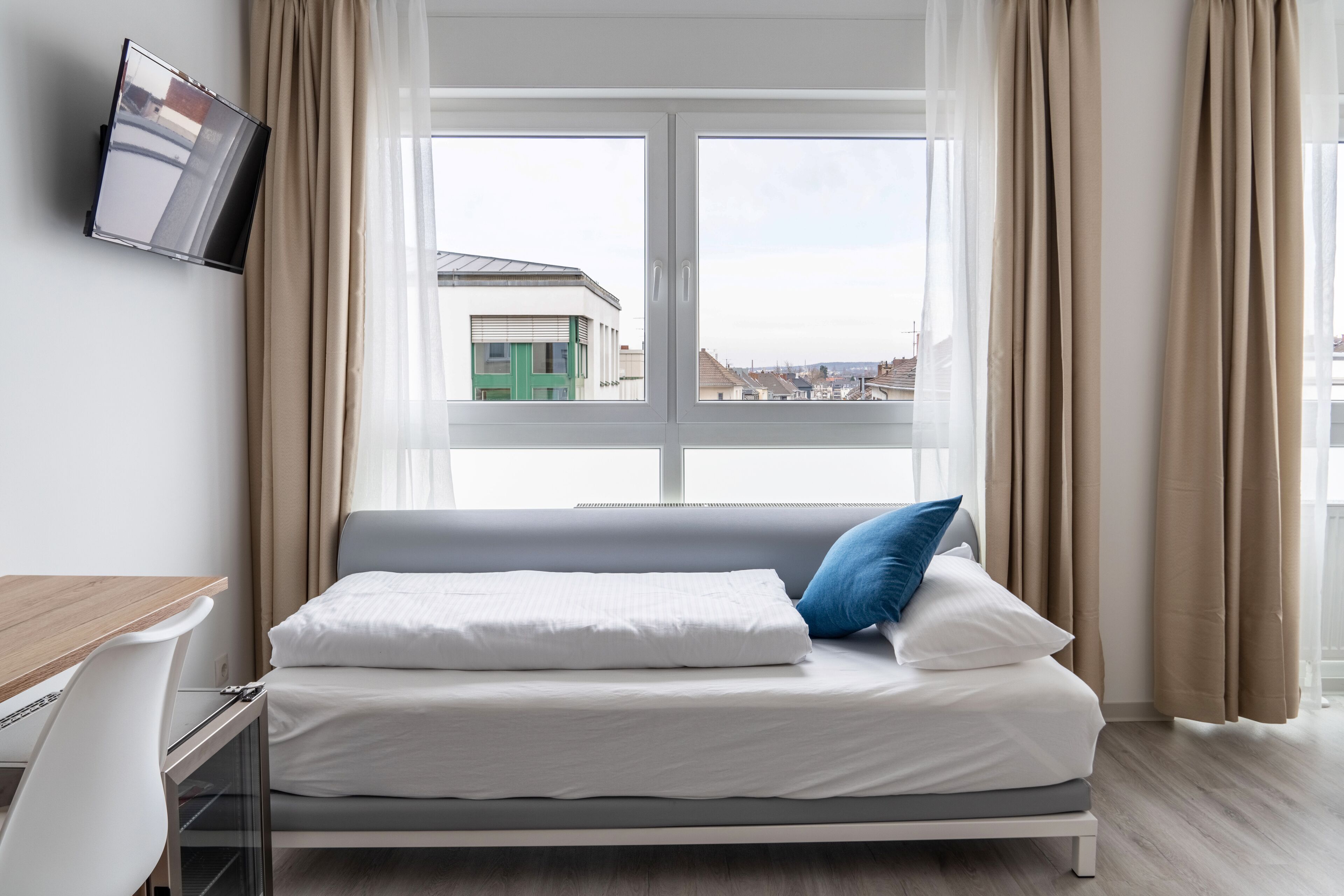 Ropa de cama de alta calidad, minibar, muebles diferentes y escritorio 