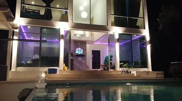 Utendørsbasseng og et oppvarmet basseng